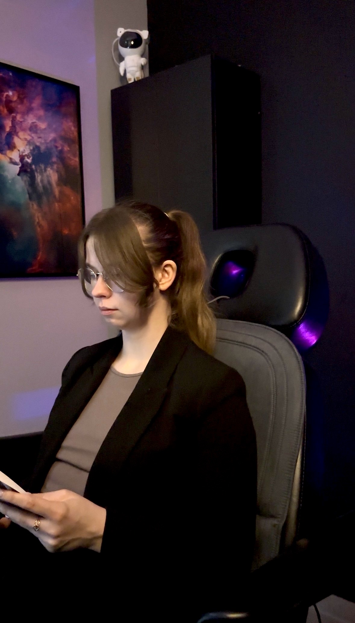 Trójka uśmiechniętych i zadowolonych klientów ubranych w stroje do krioterapii ogólnoustrojowej, trzymających kciuki w górę, podczas wizyty w Si Strefa Regeneracji w Szczecinie.